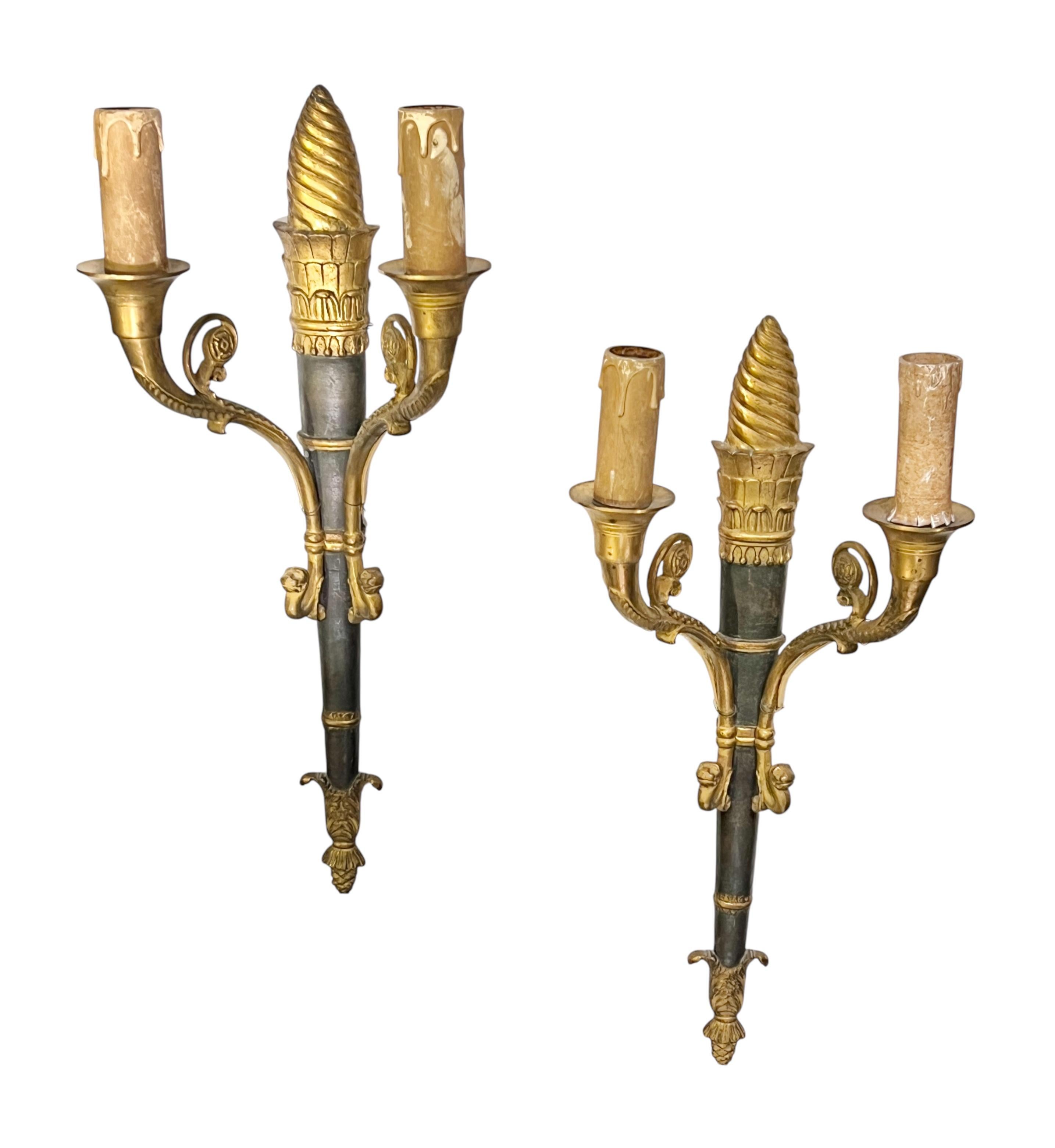 Néo-empire Paire d'appliques à 2 lumières en bronze patiné et doré du 19e siècle, en forme de torche en vente