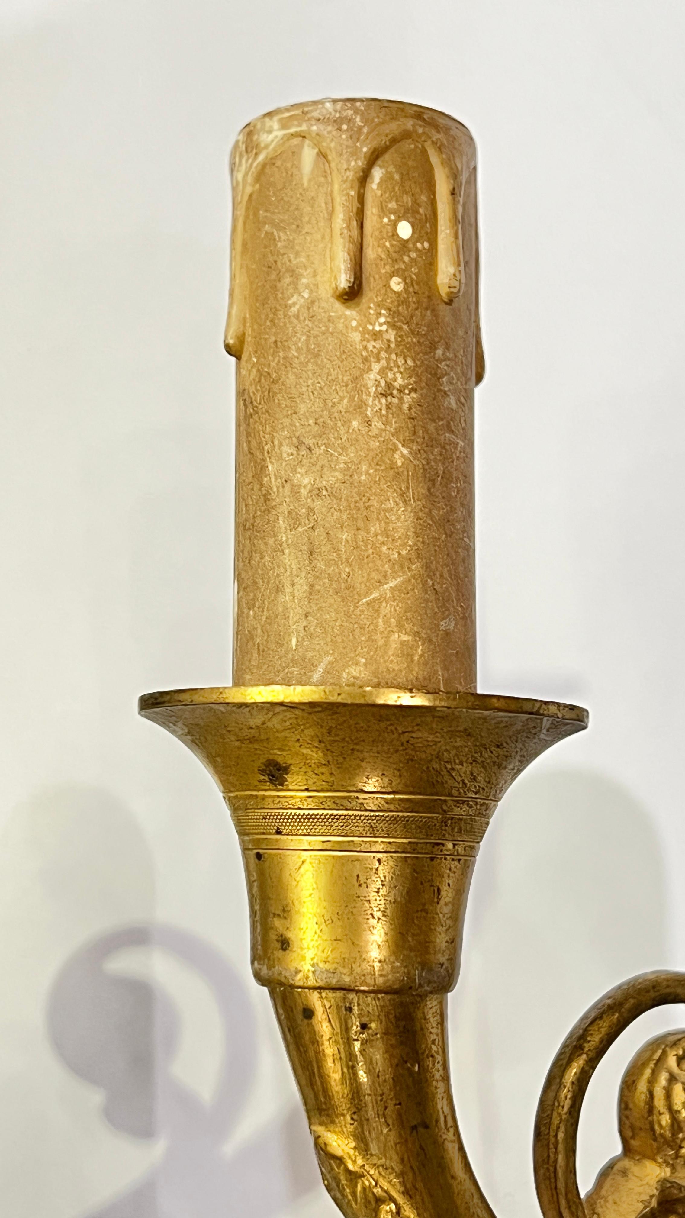 Doré Paire d'appliques à 2 lumières en bronze patiné et doré du 19e siècle, en forme de torche en vente