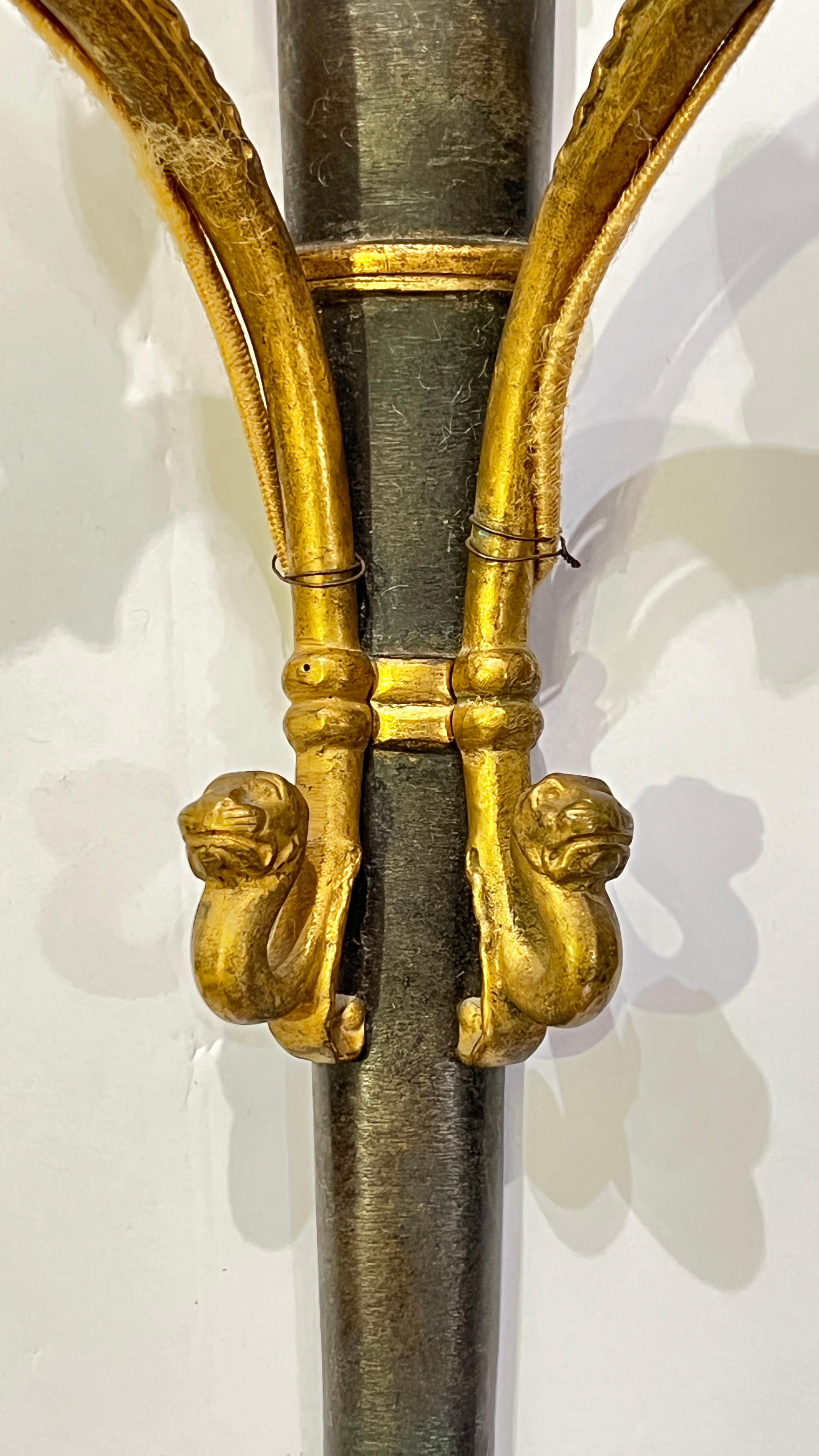 XIXe siècle Paire d'appliques à 2 lumières en bronze patiné et doré du 19e siècle, en forme de torche en vente