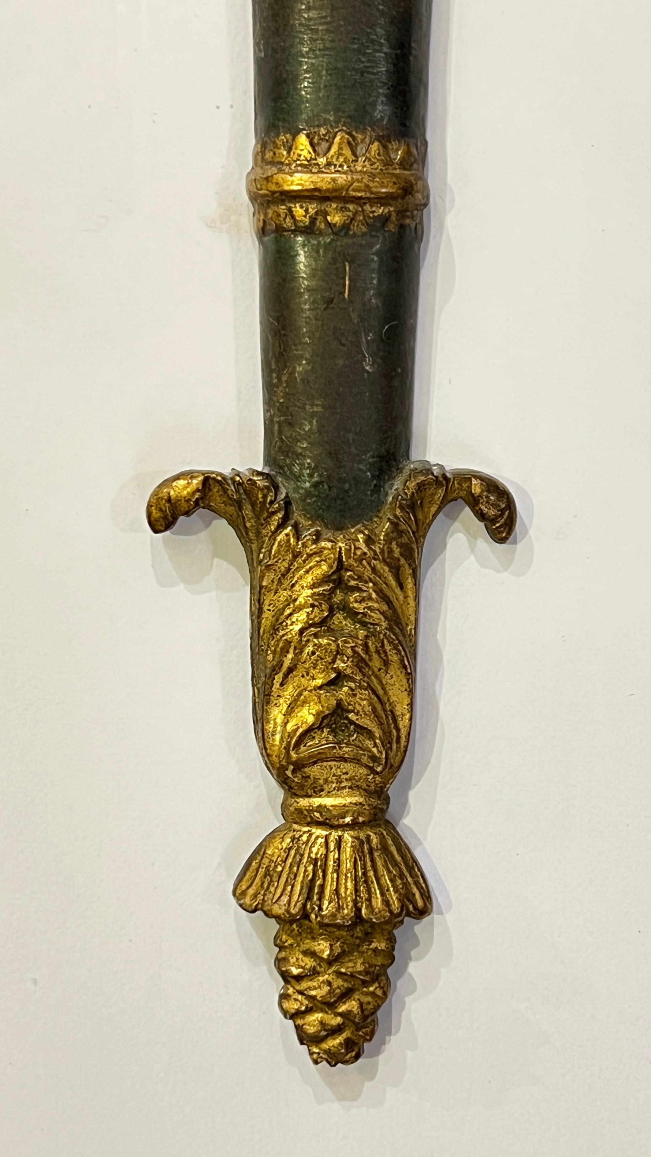Bronze Paire d'appliques à 2 lumières en bronze patiné et doré du 19e siècle, en forme de torche en vente