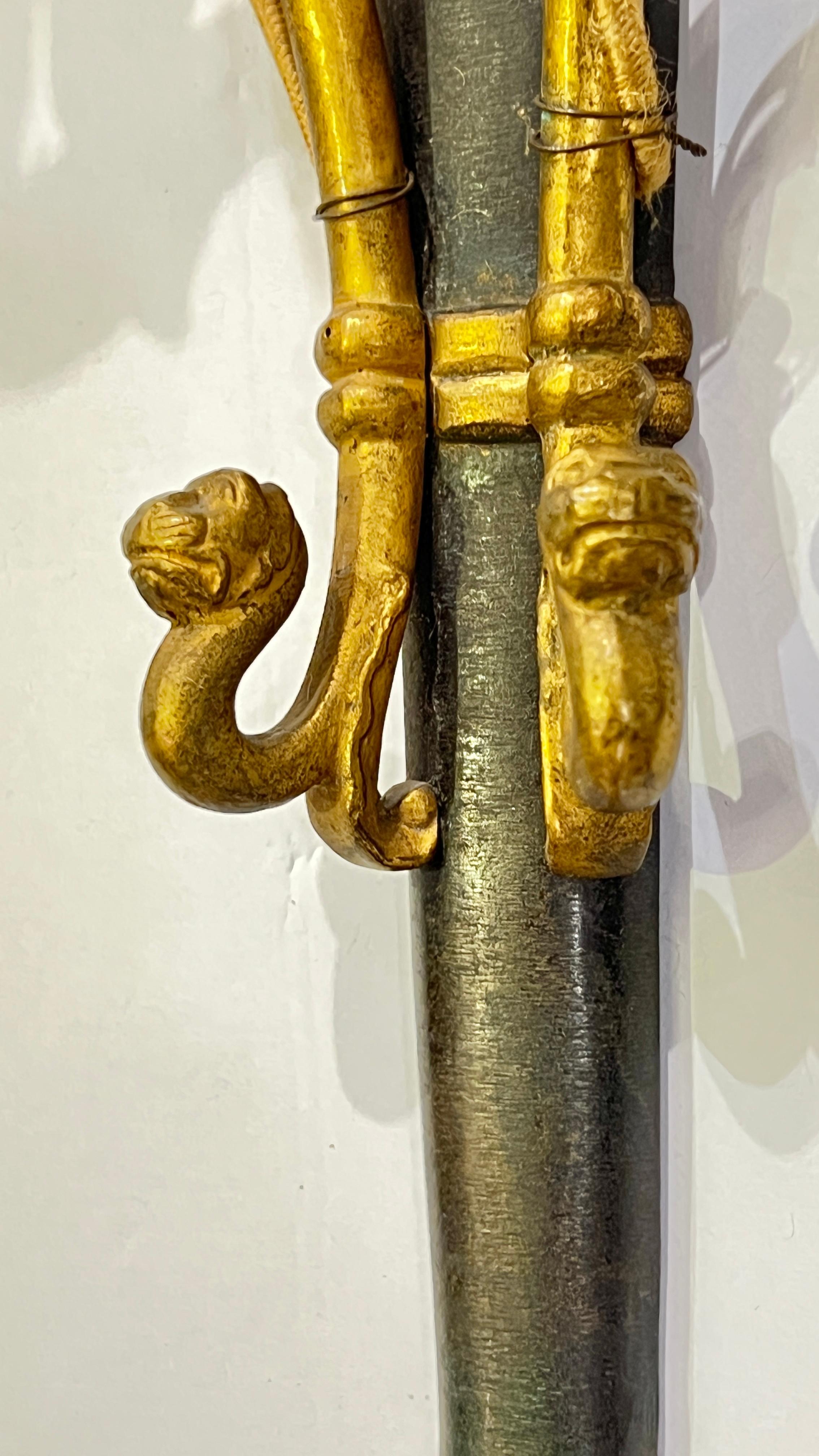 Paire d'appliques à 2 lumières en bronze patiné et doré du 19e siècle, en forme de torche en vente 1