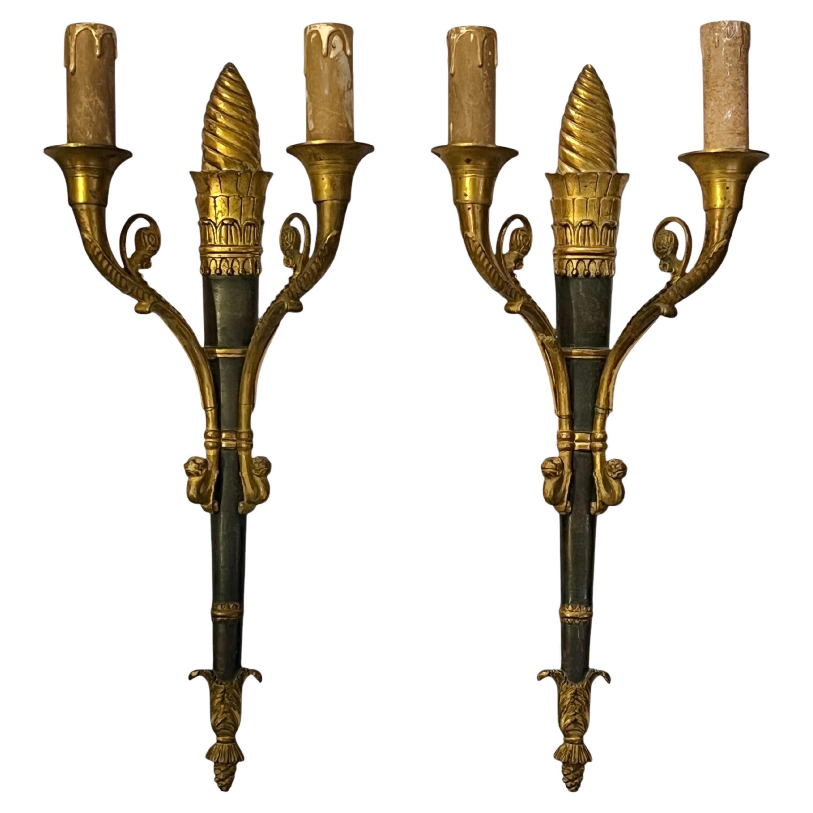Paire d'appliques à 2 lumières en bronze patiné et doré du 19e siècle, en forme de torche