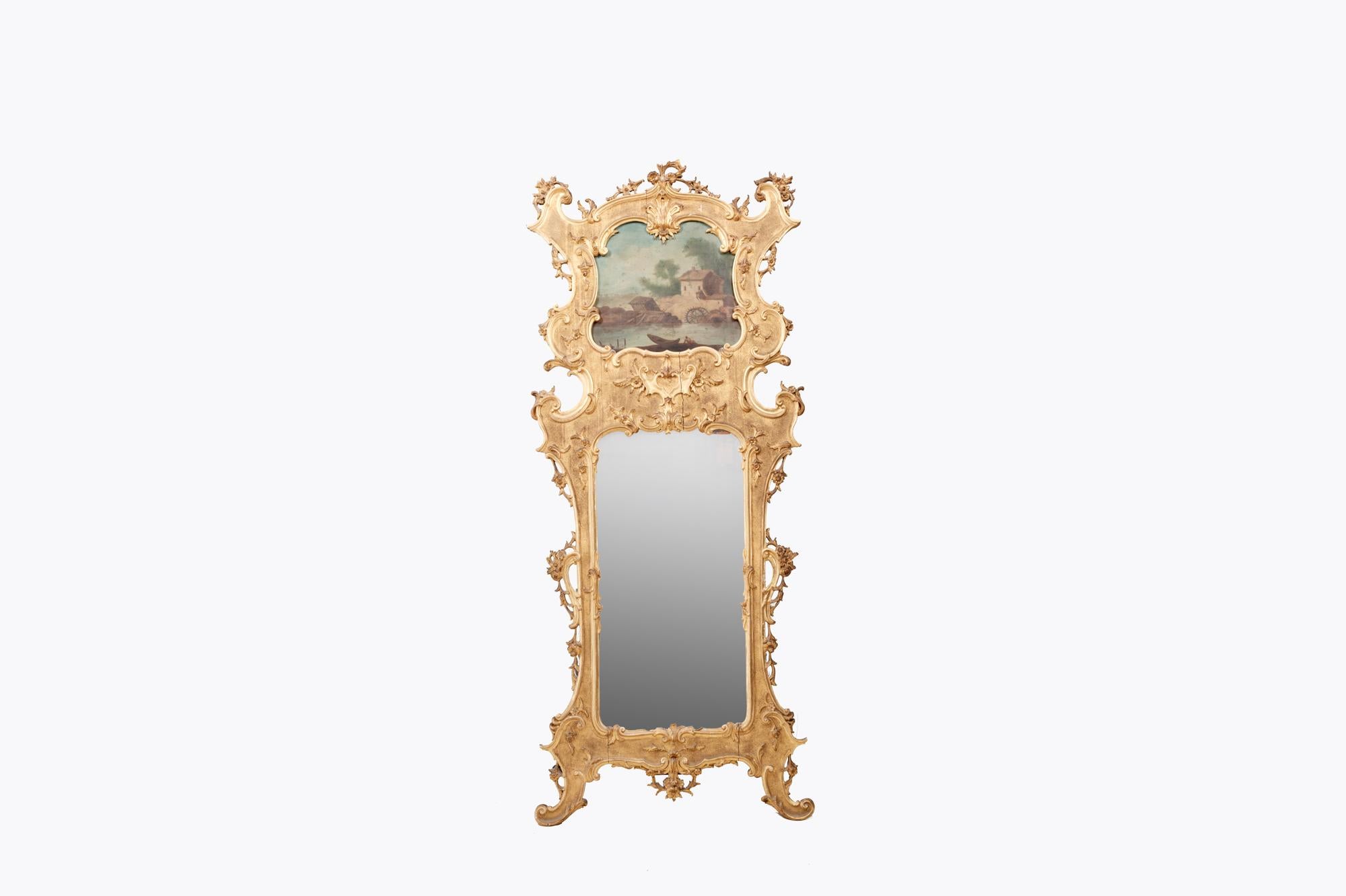 Paar vergoldete Trumeau-Pfeilerspiegel aus dem 19. Jahrhundert mit zeitgenössischen Fächern in verschnörkelten Vergoldungsrahmen. Die Rahmen sind aufwändig mit S- und C-Rollen, Bändern, Blütenköpfen und Akanthusblättern geschnitzt. Über den Spiegeln