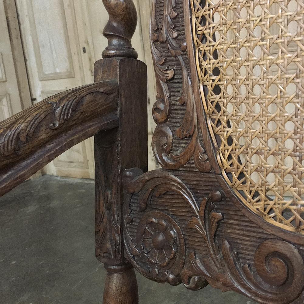 Paire de fauteuils de la Grande Renaissance du 19ème siècle en chêne sculpté à la main et canné en vente 2