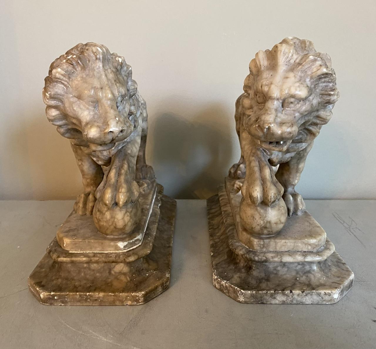 italien Paire de lions en albâtre Grand Tour du 19ème siècle en vente