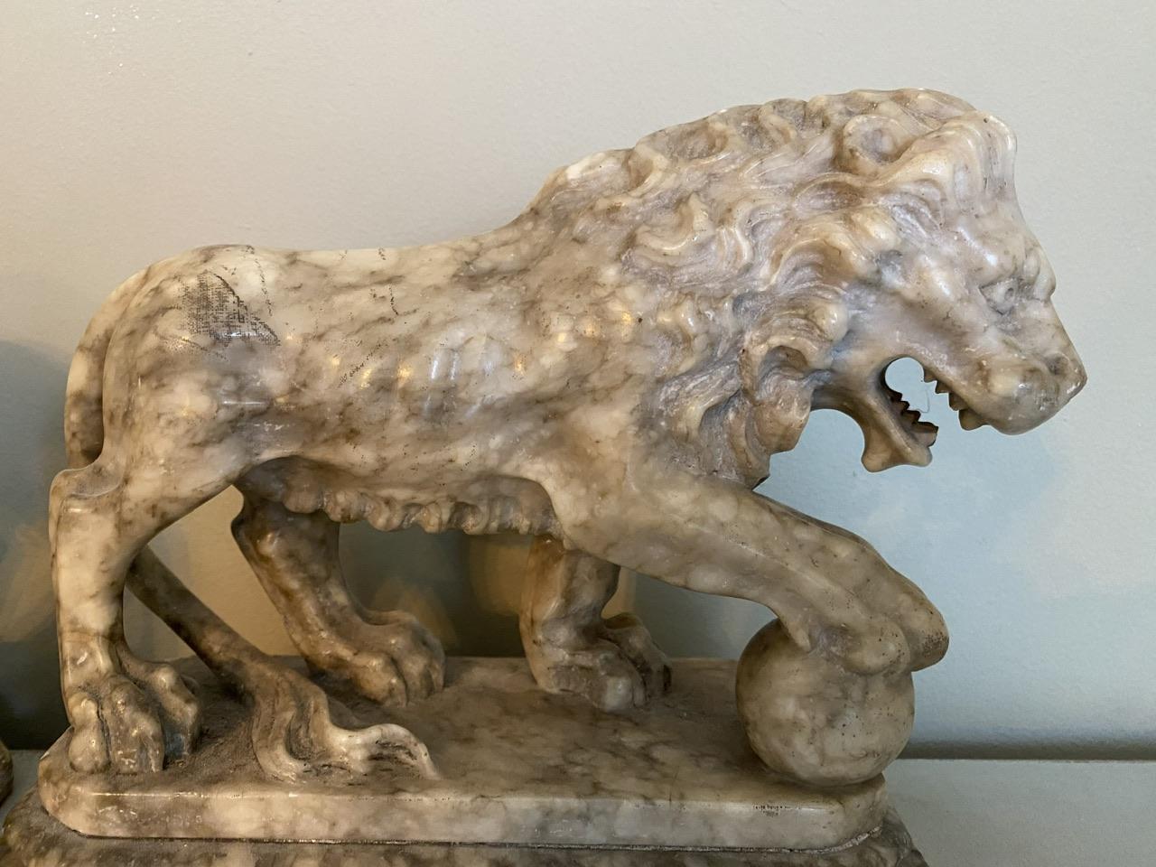 XIXe siècle Paire de lions en albâtre Grand Tour du 19ème siècle en vente