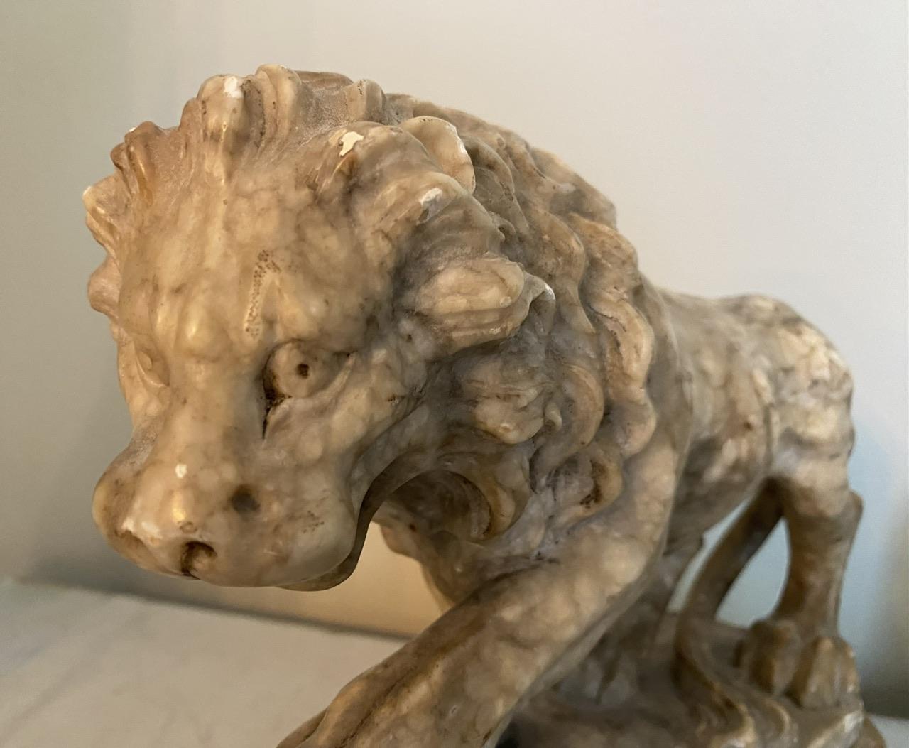 Albâtre Paire de lions en albâtre Grand Tour du 19ème siècle en vente