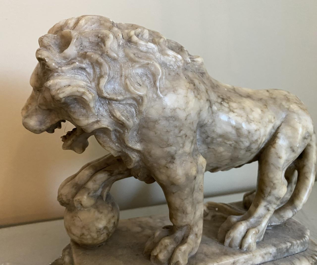 Paire de lions en albâtre Grand Tour du 19ème siècle en vente 3