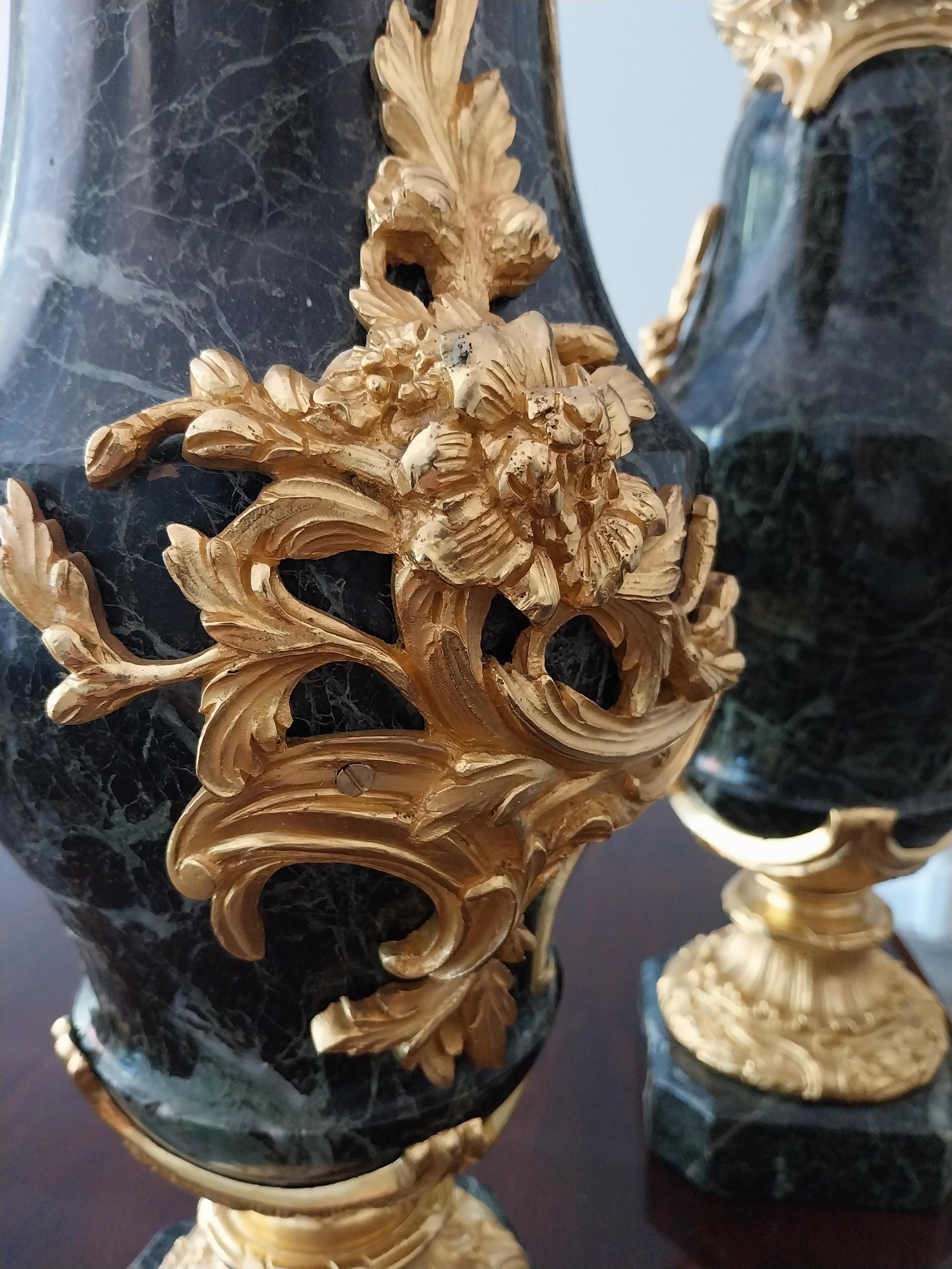 Pareja de cassolettes de mármol verde del siglo XIX en venta 4