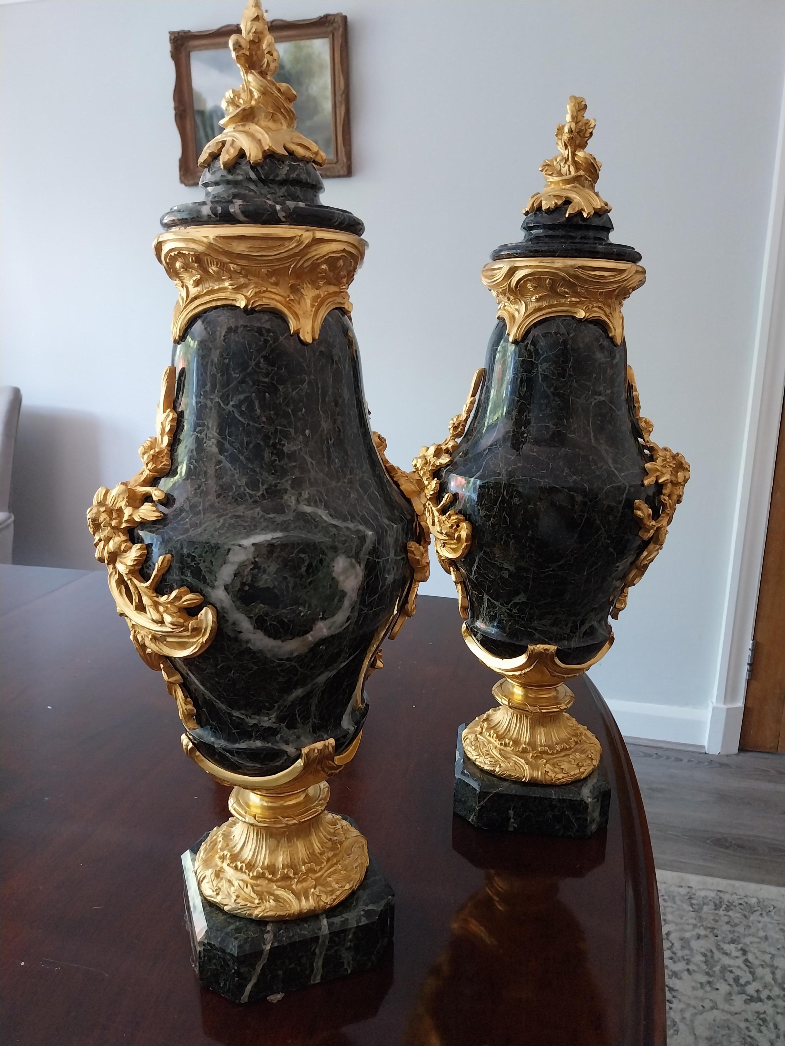Pareja de cassolettes de mármol verde del siglo XIX en venta 6