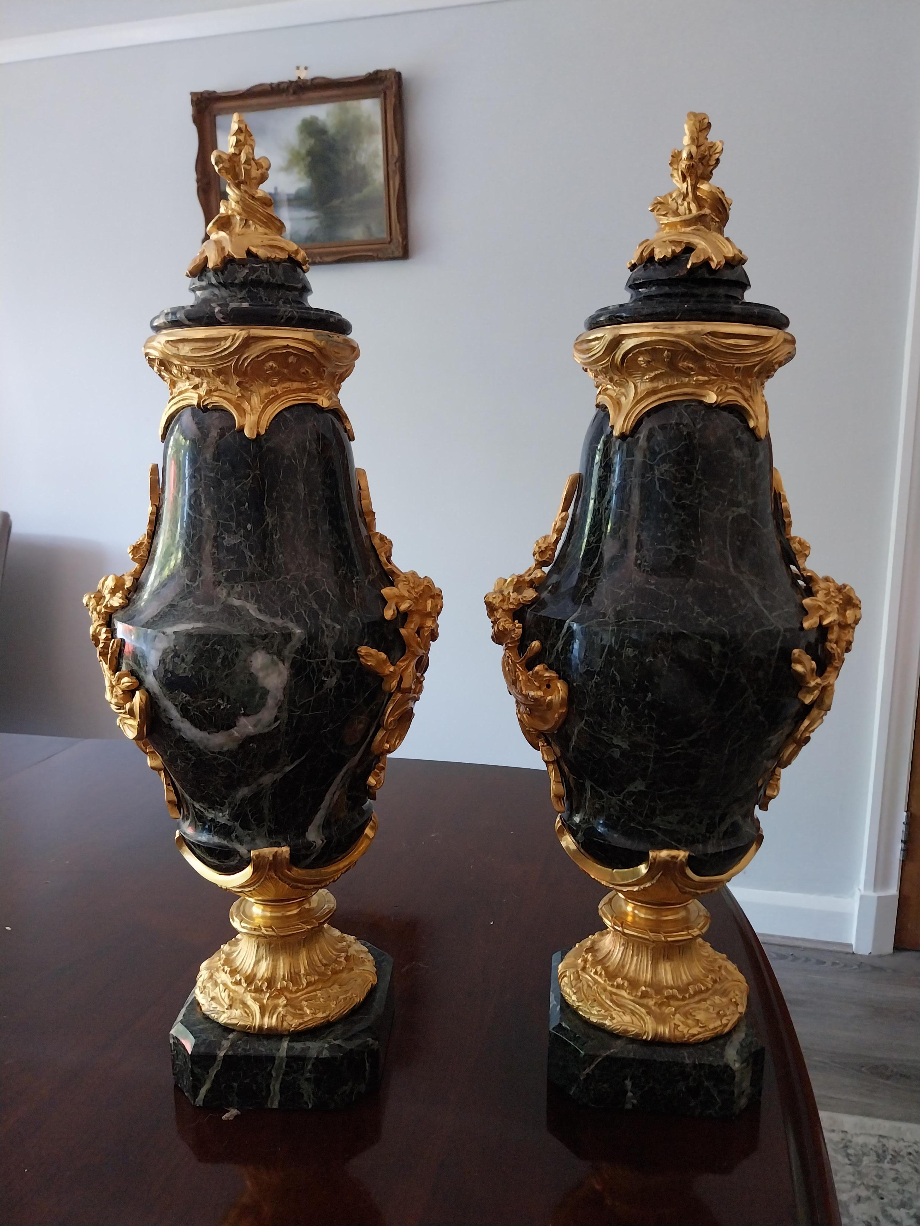 Pareja de cassolettes de mármol verde del siglo XIX en venta 2