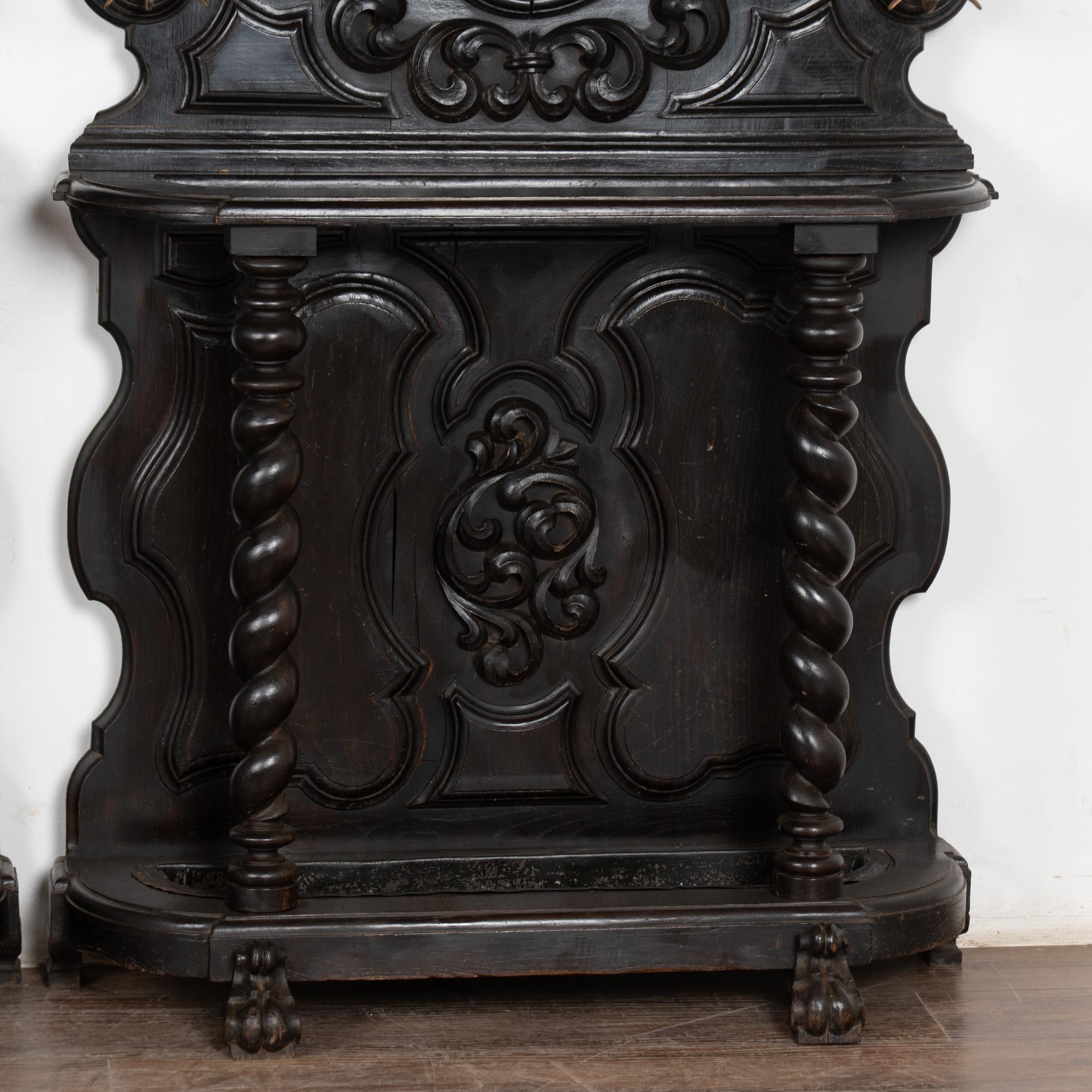 Paire de tables consoles d'entrée du XIXe siècle avec miroir, porte-manteau et porte-parapluie en vente 6