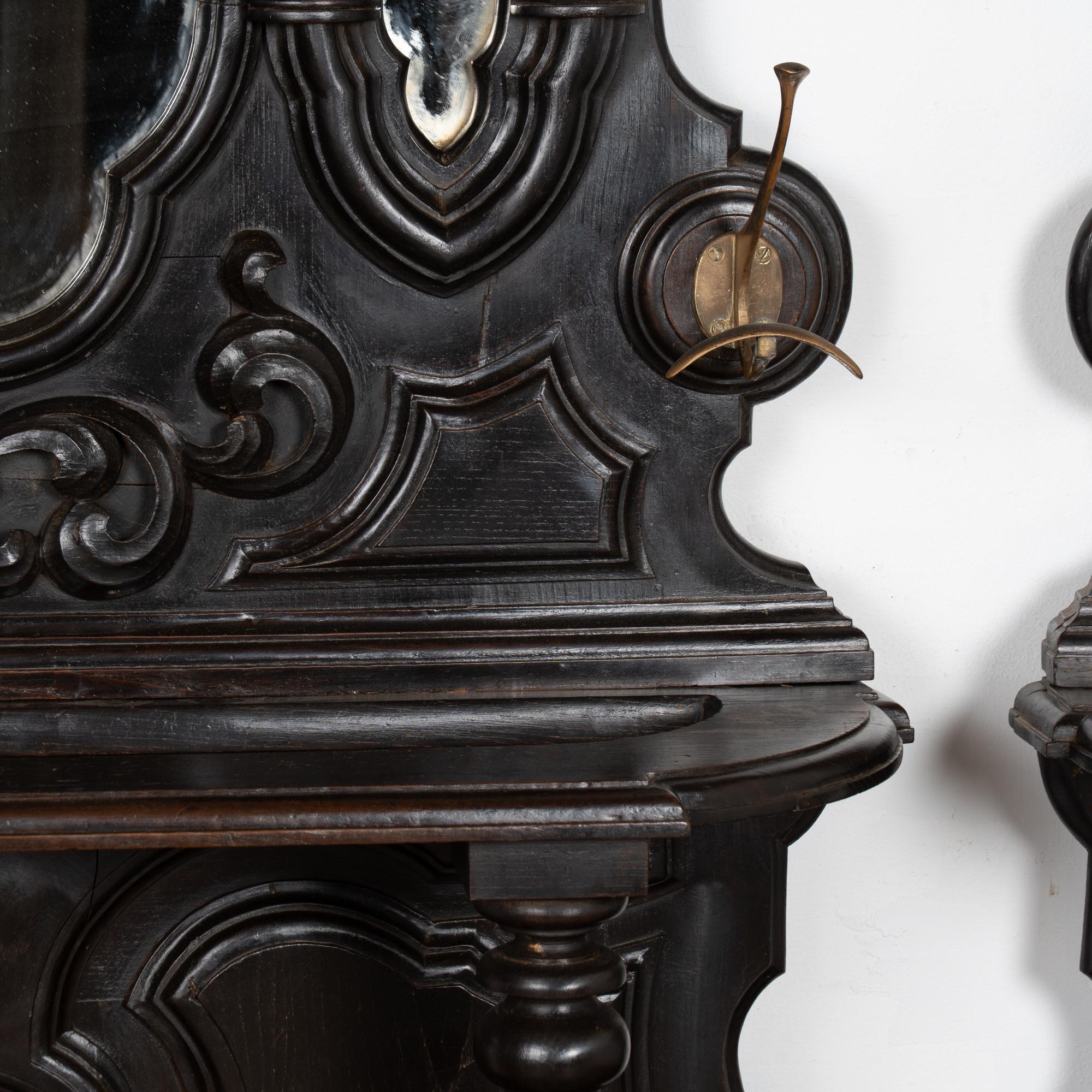 Paire de tables consoles d'entrée du XIXe siècle avec miroir, porte-manteau et porte-parapluie en vente 1