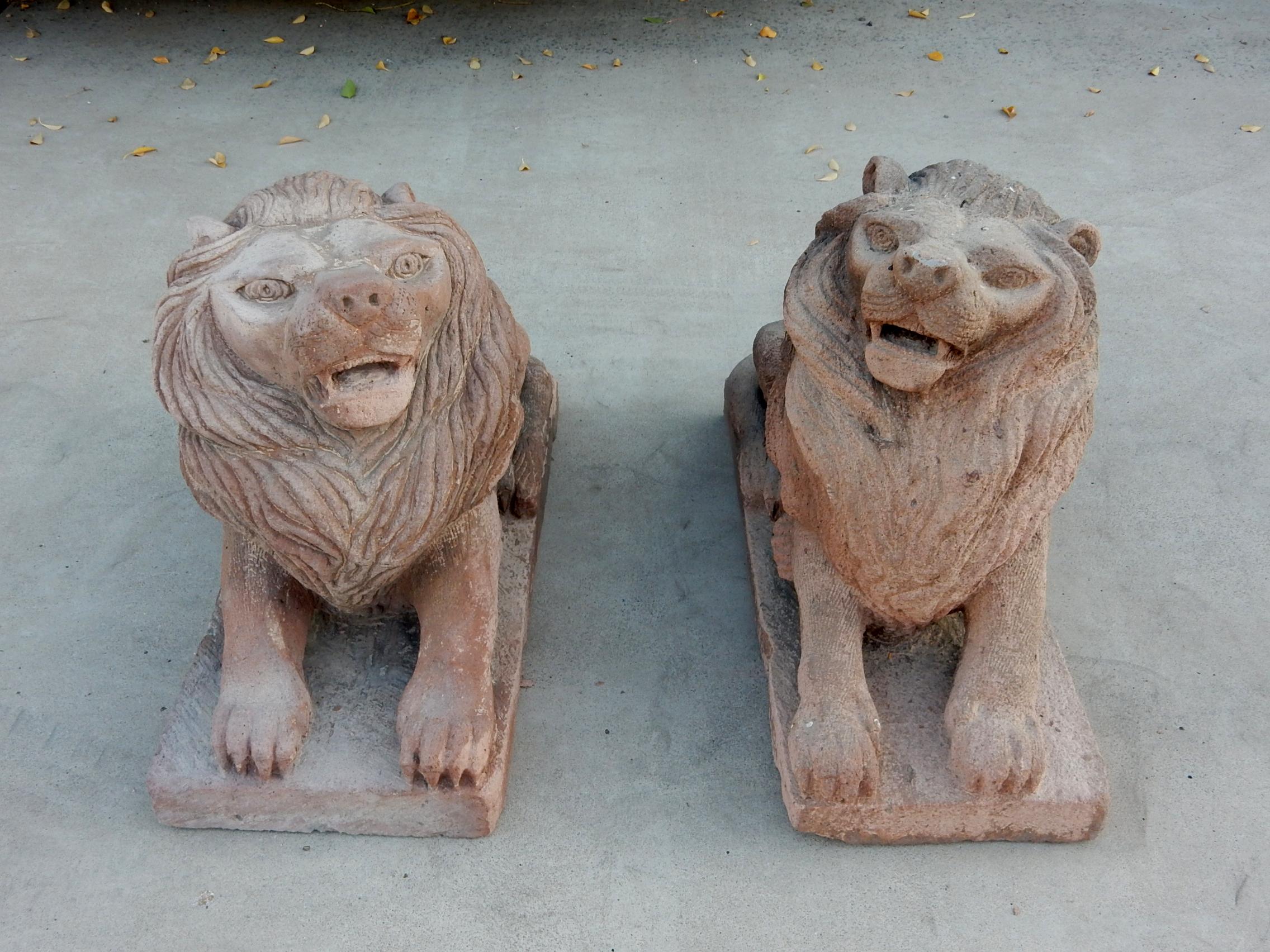 Ein Paar geschnitzte Löwenwächter oder Gartenstatuen aus braunem Sandstein aus dem frühen 19.
Wunderschön von Hand geformt, jedes etwas anders.
Aus einem großen Anwesen im Norden von New York. Jeder wiegt ungefähr 145 lbs.