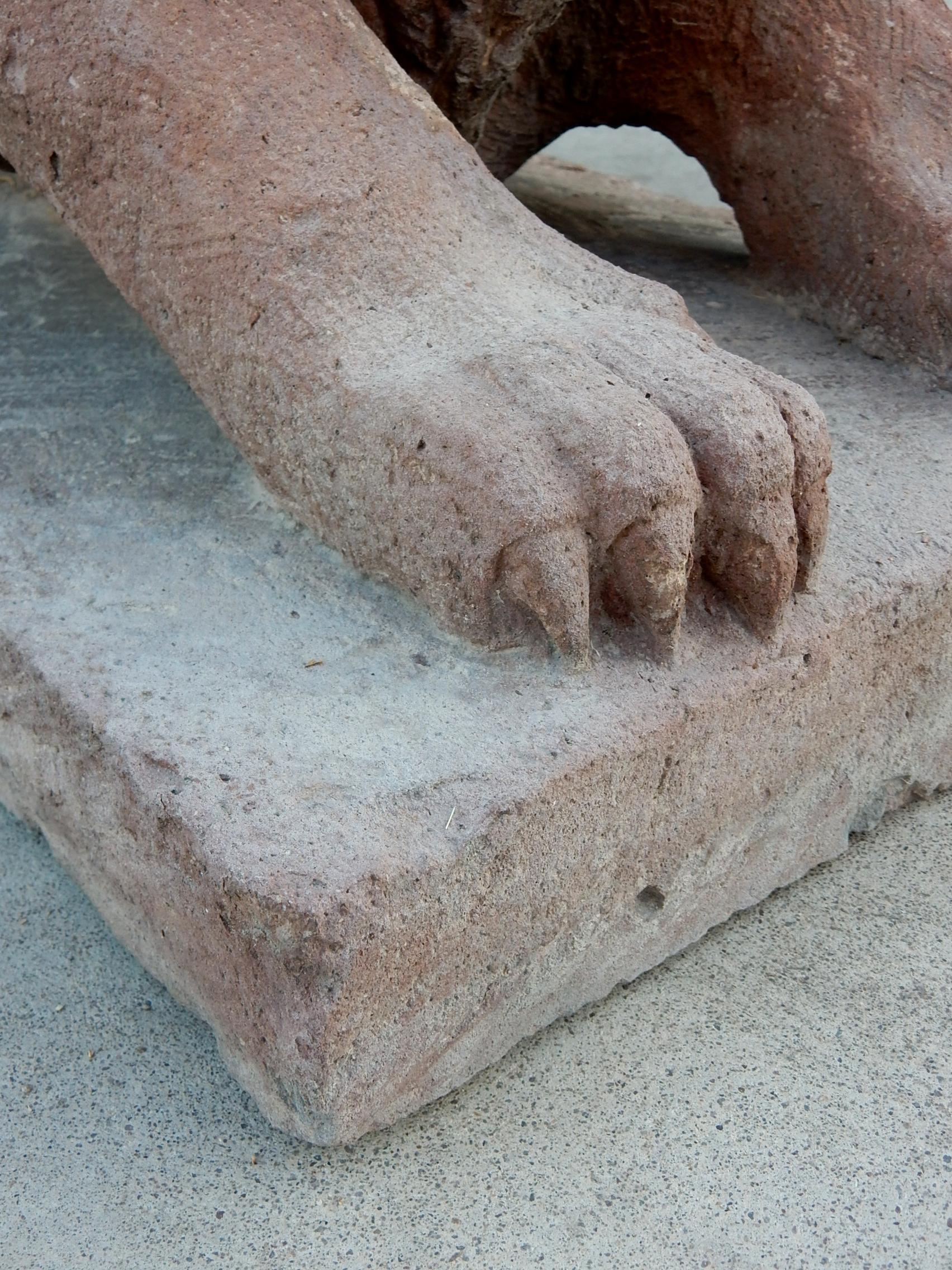 Coppia di statue di leoni da giardino in pietra bruna intagliate a mano del XIX secolo In condizioni discrete in vendita a Las Vegas, NV