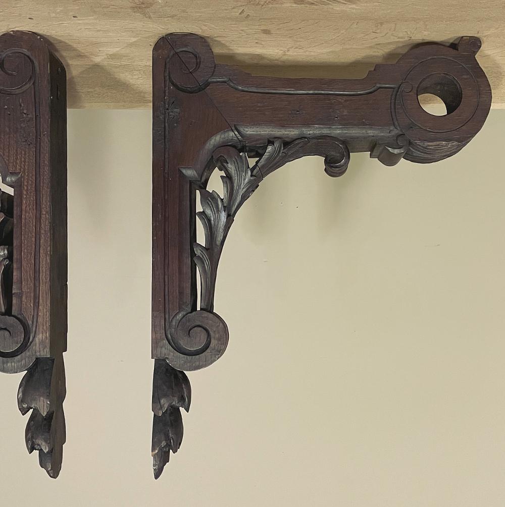 Sculpté à la main Paire de corbeaux sculptés à la main du 19ème siècle ~ Porte-boucles de draperie en vente