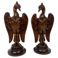 Pareja de remates de águila estilizados para postes de madera del siglo XIX tallados a mano