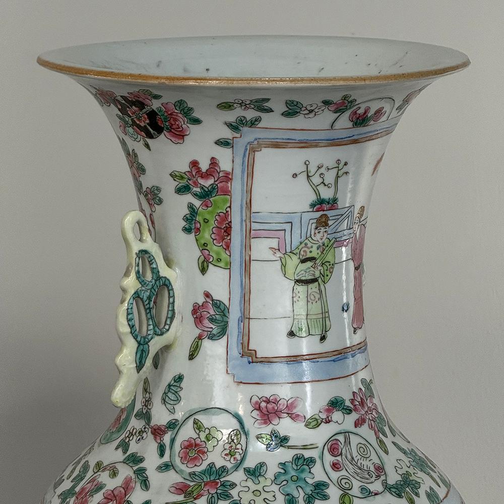 Paire de vases chinois peints à la main du 19ème siècle en vente 2
