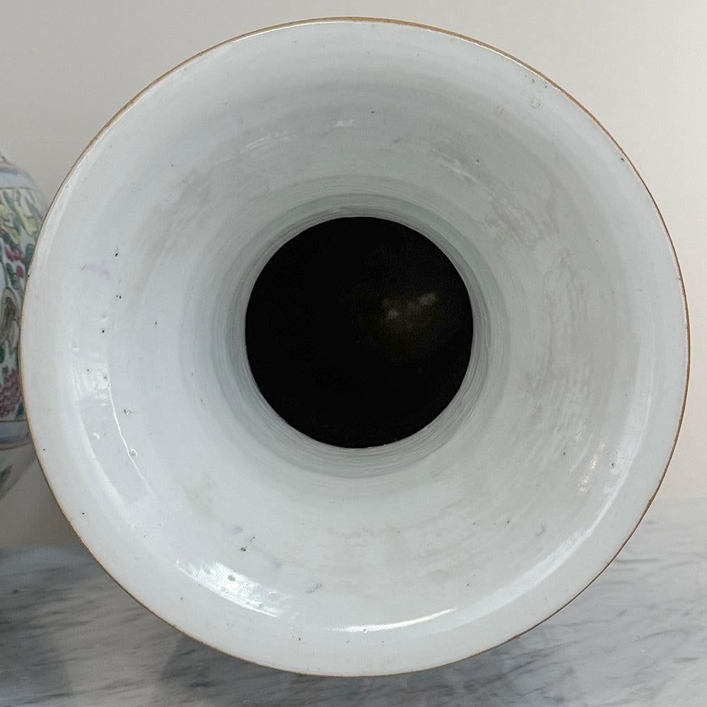 Paire de vases chinois peints à la main du 19ème siècle en vente 9