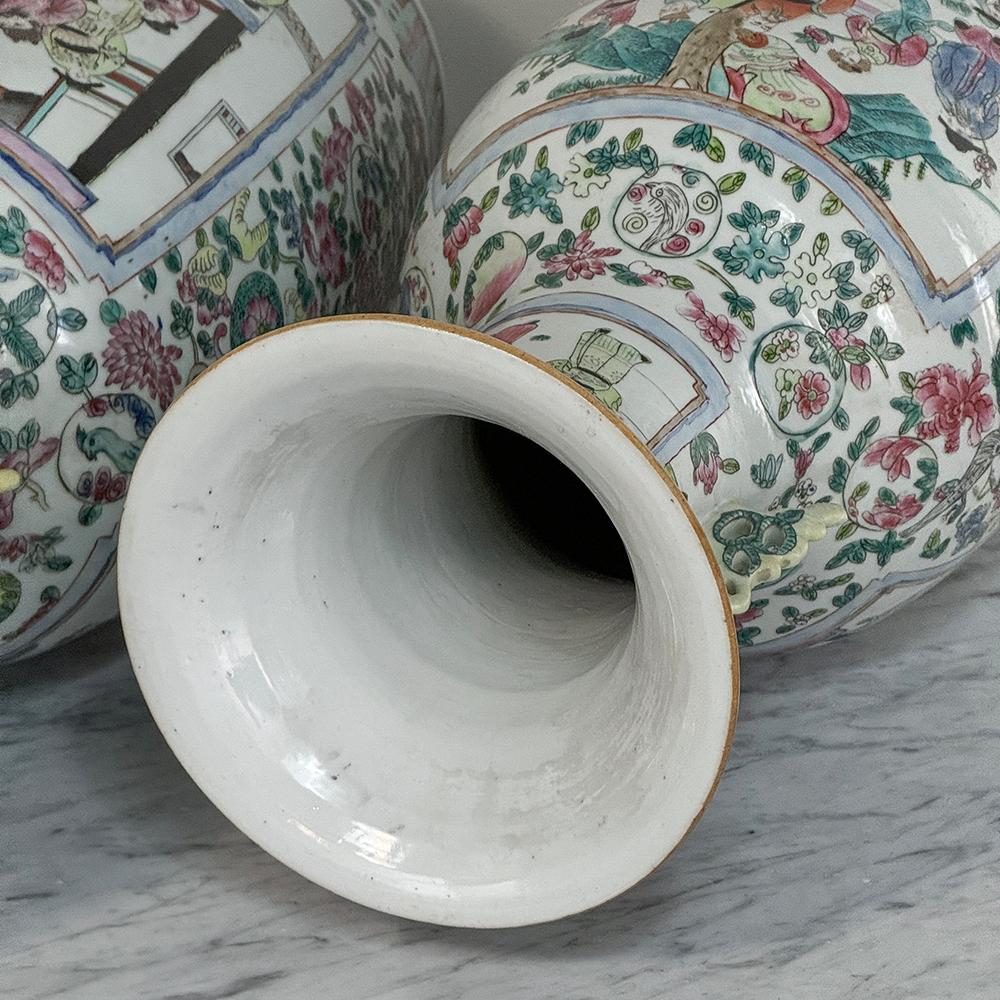 Paire de vases chinois peints à la main du 19ème siècle en vente 11