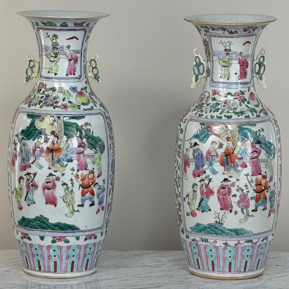 La paire de vases chinois du XIXe siècle peints à la main est une œuvre d'art étonnante, réalisée sur de l'argile fine de Kaolin et illustrant la maîtrise de l'art atteinte par des maîtres artisans ayant des centaines d'années d'histoire derrière