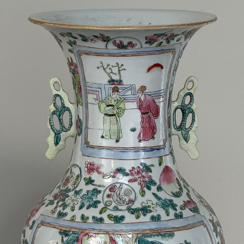XIXe siècle Paire de vases chinois peints à la main du 19ème siècle en vente