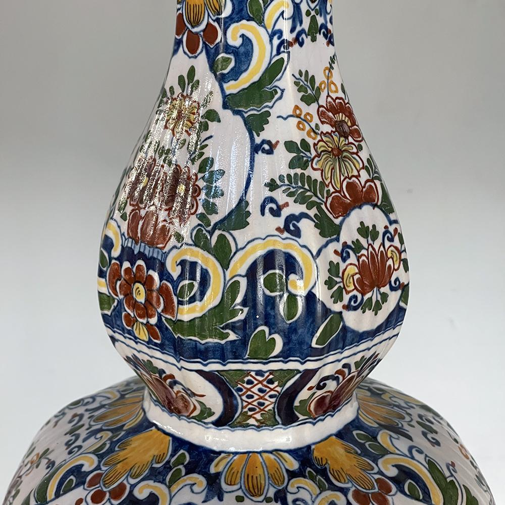 Paire de vases à fleurs peints à la main du 19ème siècle de Rouen en vente 2