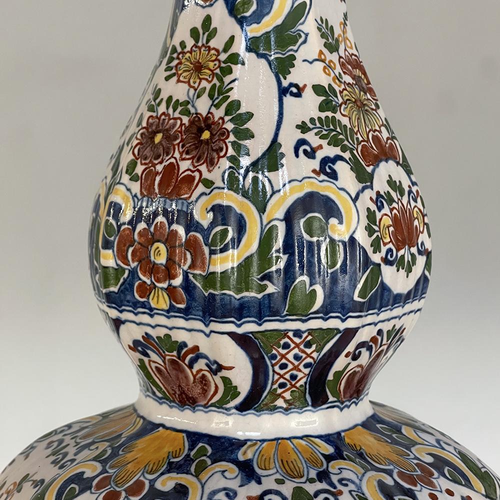 Paire de vases à fleurs peints à la main du 19ème siècle de Rouen en vente 4