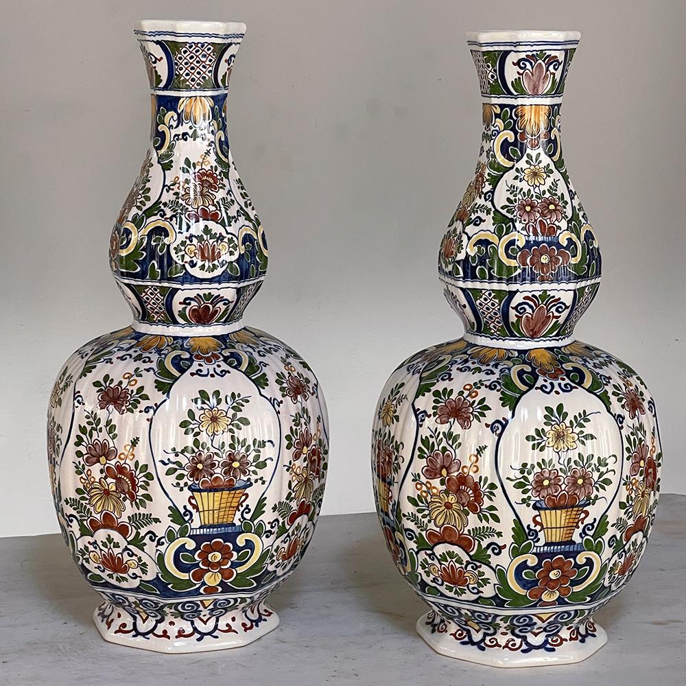 Peint à la main Paire de vases à fleurs peints à la main du 19ème siècle de Rouen en vente
