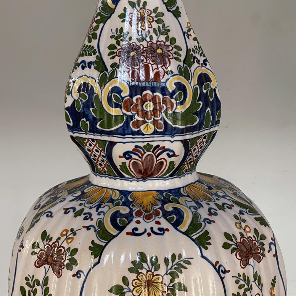 XIXe siècle Paire de vases à fleurs peints à la main du 19ème siècle de Rouen en vente