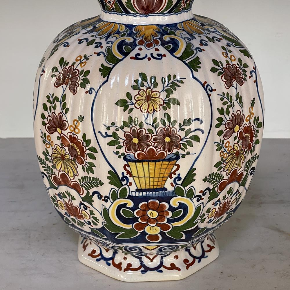 Céramique Paire de vases à fleurs peints à la main du 19ème siècle de Rouen en vente