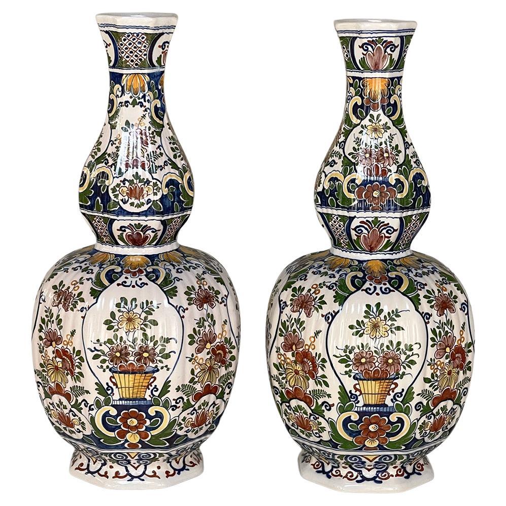 Paar handbemalte Blumenvasen aus Rouen aus dem 19. Jahrhundert