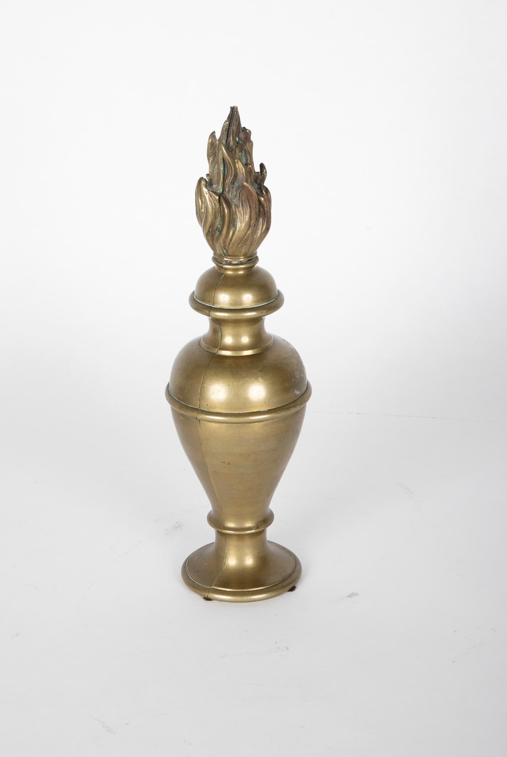 Paire d'inhabituelles urnes italiennes en bronze avec fleurons en forme de flamme. Peut-être fabriquées à l'origine pour un autel, ces urnes inhabituelles garderont toujours le feu allumé ! Superbes objets décoratifs pour tout intérieur, feront une
