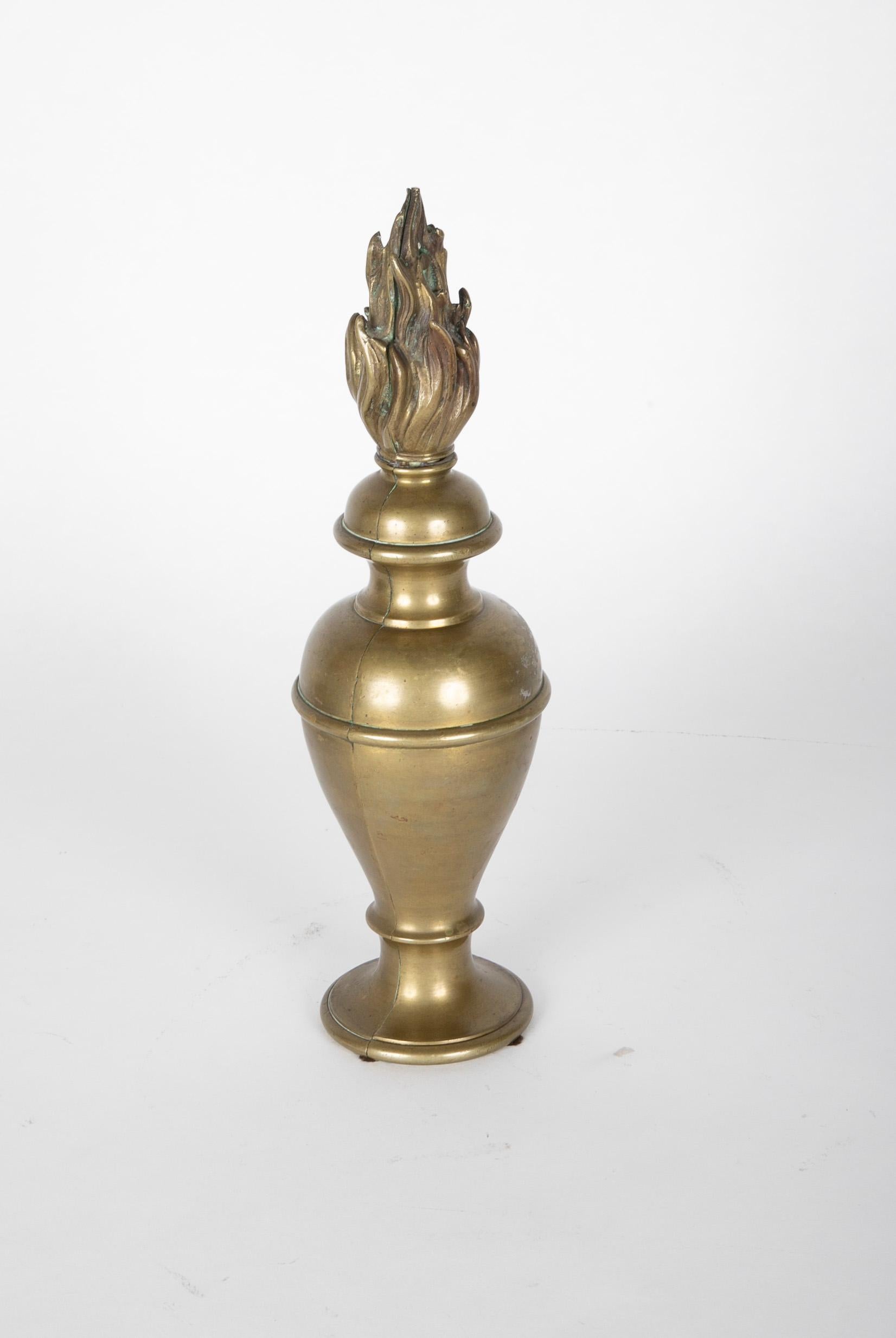 Coppia di insolite urne italiane in bronzo con terminali a fiamma. Forse realizzate originariamente per un altare, queste insolite urne terranno sempre acceso il fuoco! Ottimi oggetti decorativi per qualsiasi interno, saranno una splendida