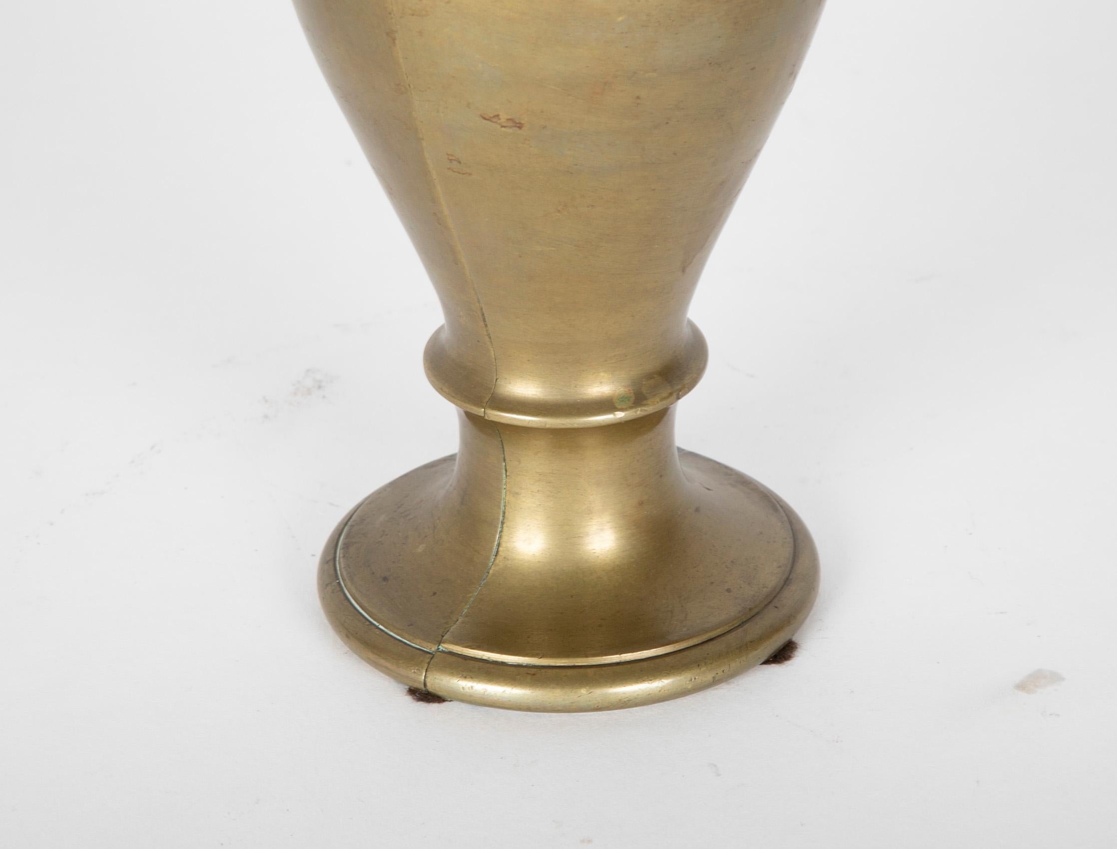 Barocco Coppia di urne in bronzo italiane del XIX secolo con fiamma in vendita