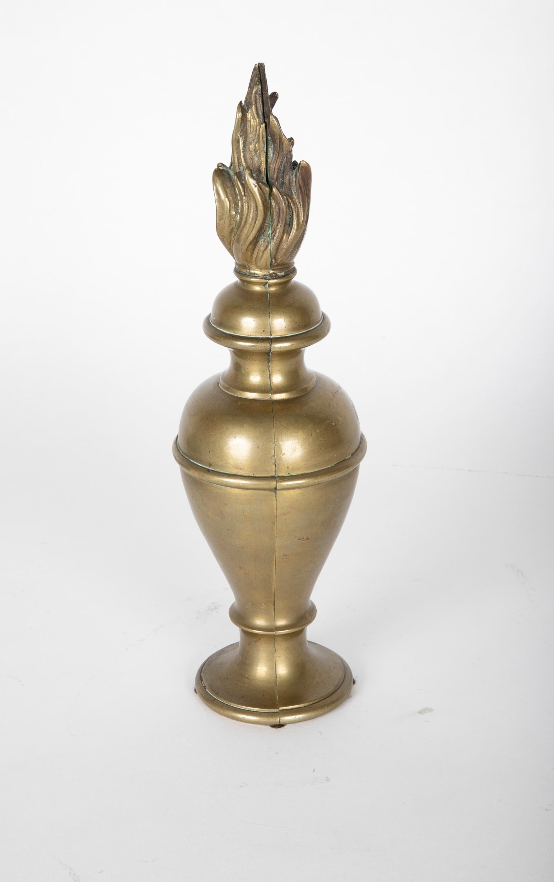 XIXe siècle Paire d'urnes italiennes en bronze du 19ème siècle avec flammes en vente