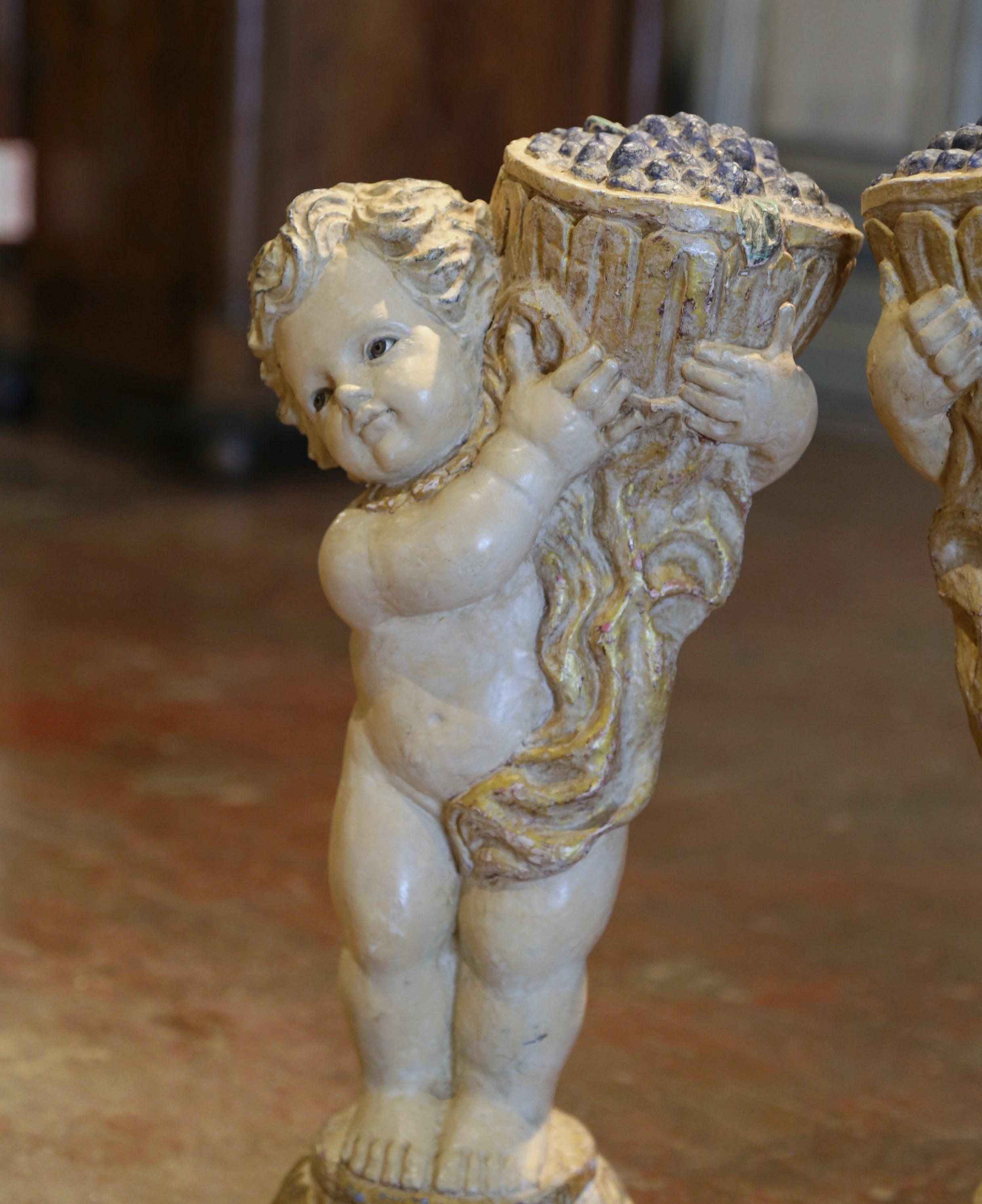 Neoclassico Coppia di statue di giovani Bacco intagliate, policrome e dipinte del XIX secolo in vendita