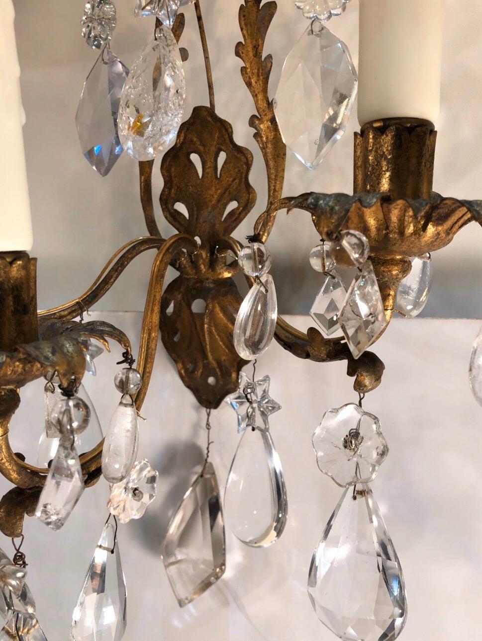 XIXe siècle Paire d'appliques italiennes du 19ème siècle en tôle dorée et cristal de roche en vente