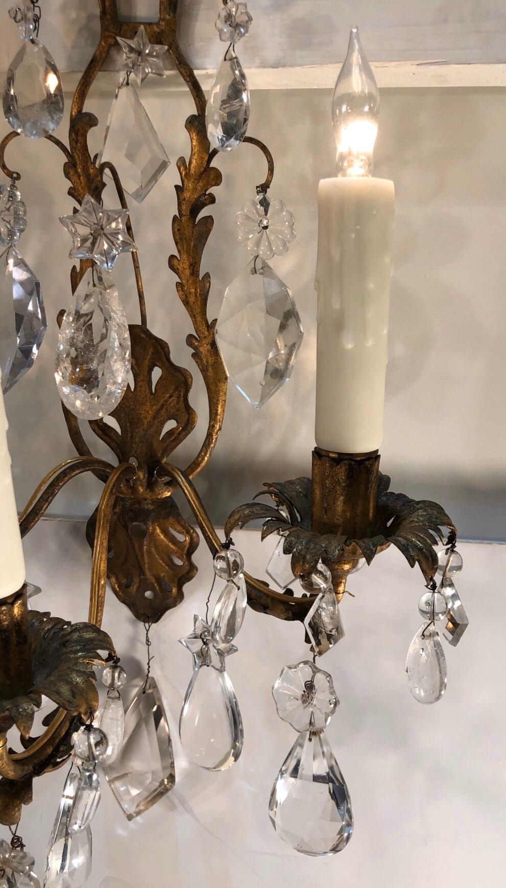 Cristal de roche Paire d'appliques italiennes du 19ème siècle en tôle dorée et cristal de roche en vente