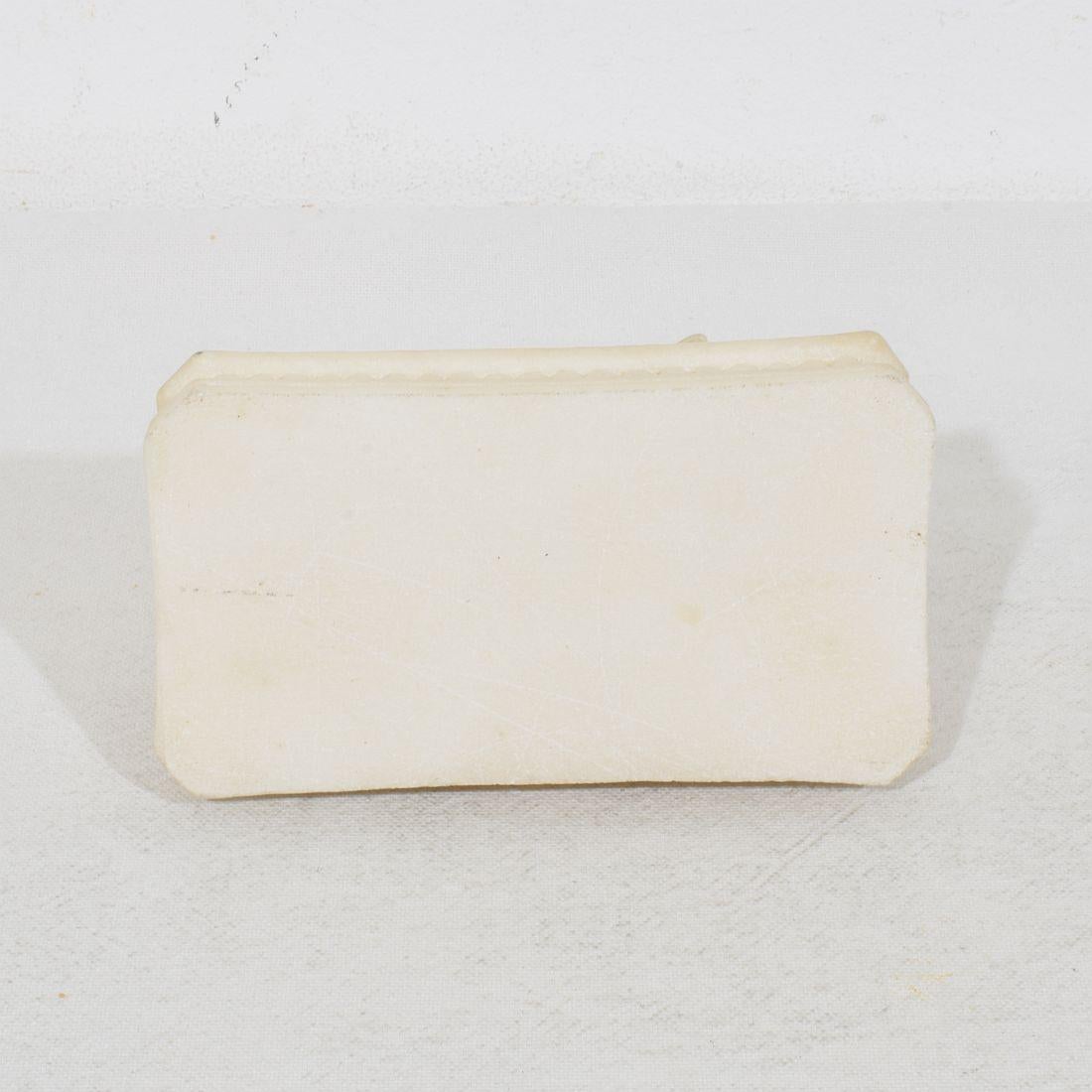 Paire de sphinx en albâtre du Grand Tour d'Italie du XIXe siècle en vente 6