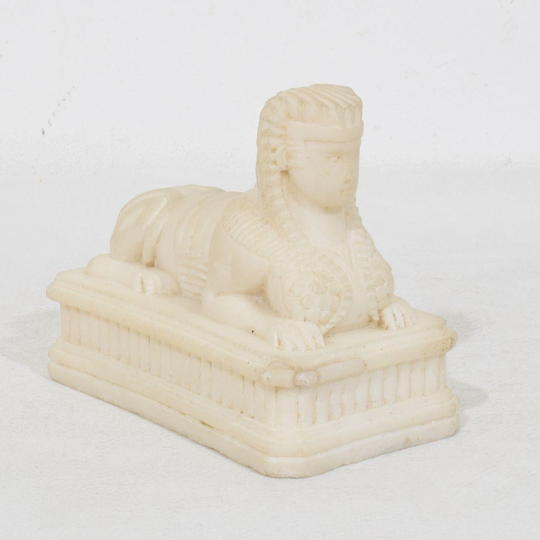 Paire de sphinx en albâtre du Grand Tour d'Italie du XIXe siècle en vente 9