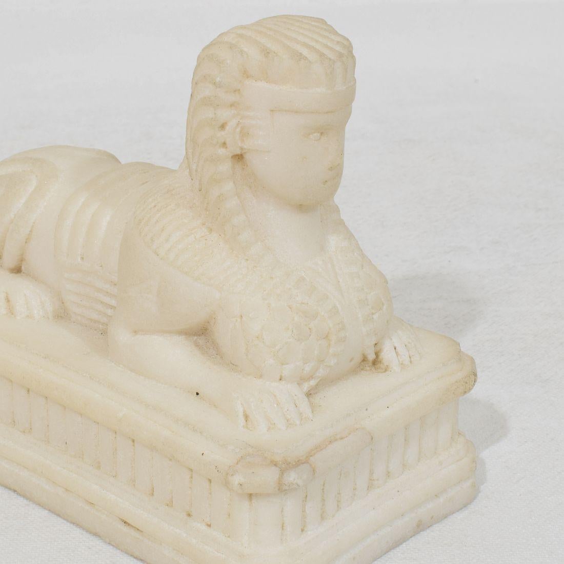 Paire de sphinx en albâtre du Grand Tour d'Italie du XIXe siècle en vente 11