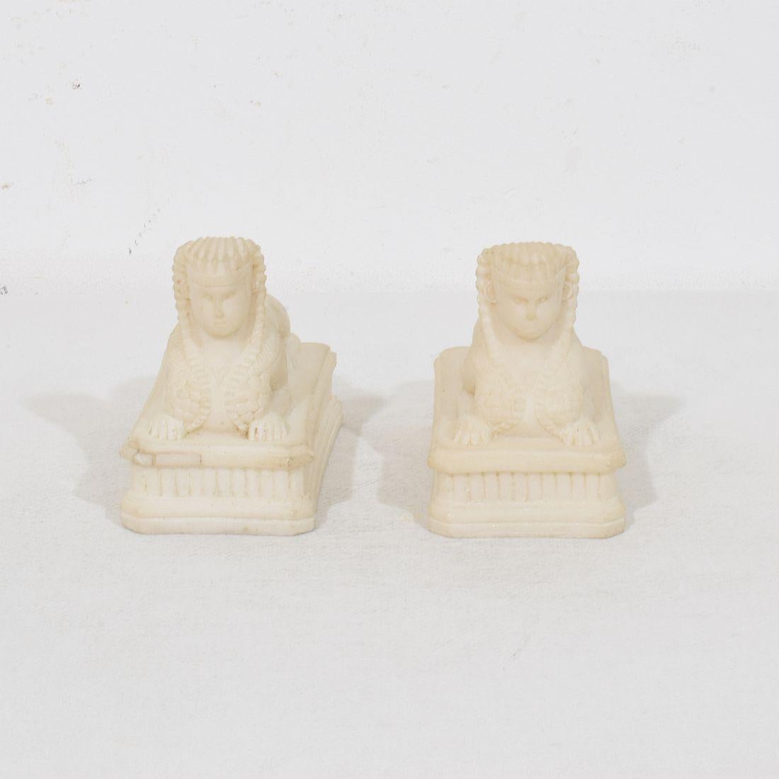 Paire de petits sphinx en albâtre du Grand Tour.
Ils sont parfaits pour être utilisés comme presse-papiers sur votre bureau.
Italie vers 1850-1900.
Usures, petites pertes et réparations anciennes
D'autres photos sont disponibles sur demande.