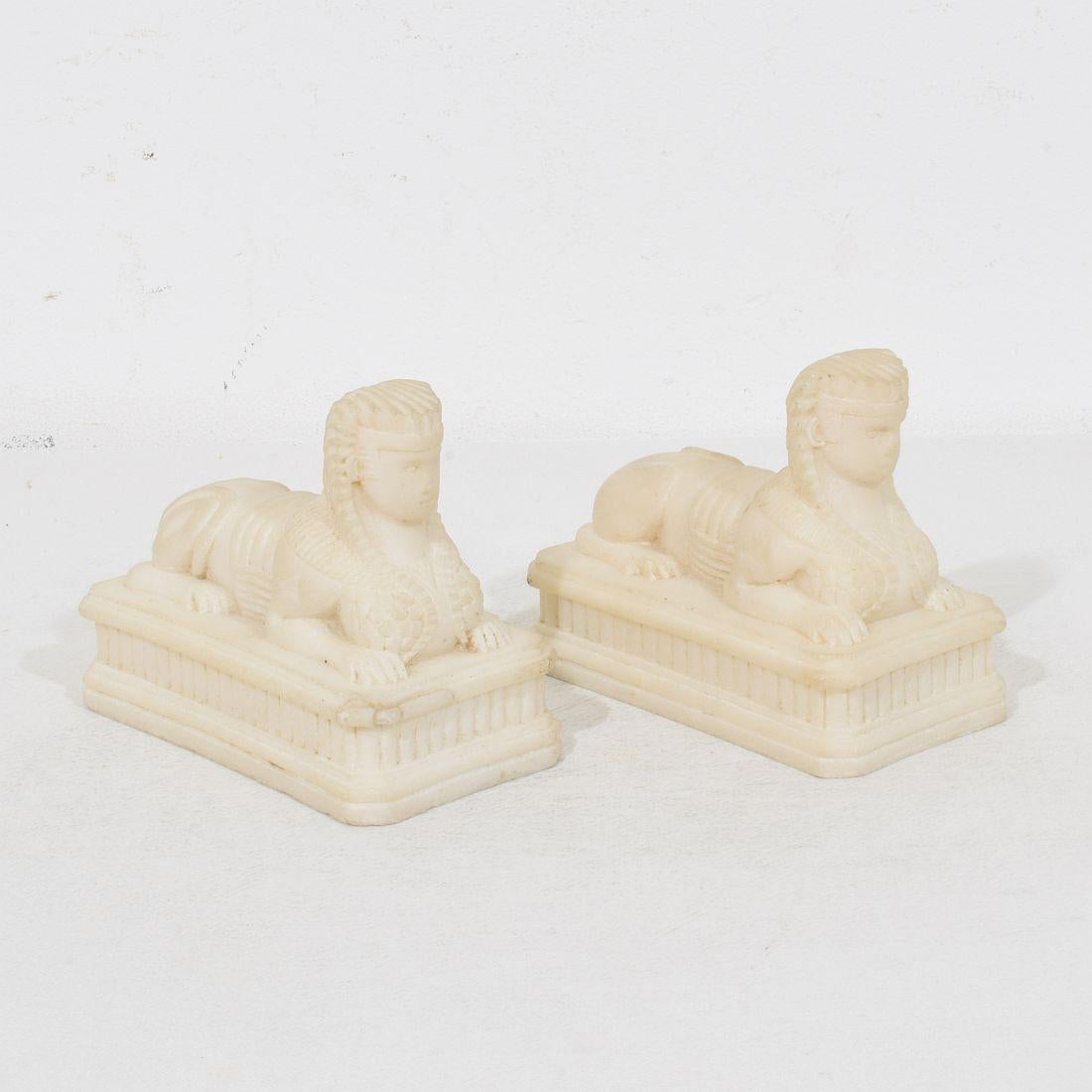 italien Paire de sphinx en albâtre du Grand Tour d'Italie du XIXe siècle en vente