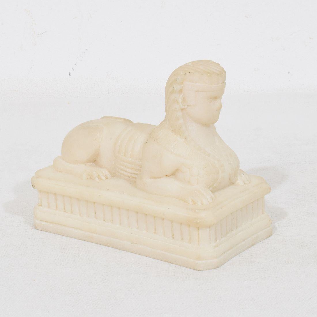 Sculpté à la main Paire de sphinx en albâtre du Grand Tour d'Italie du XIXe siècle en vente