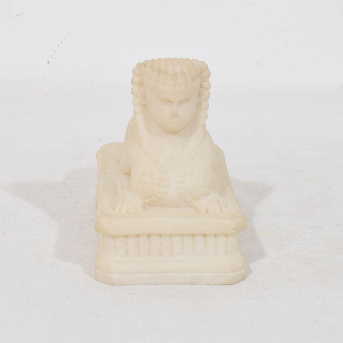 Paire de sphinx en albâtre du Grand Tour d'Italie du XIXe siècle Bon état - En vente à Buisson, FR