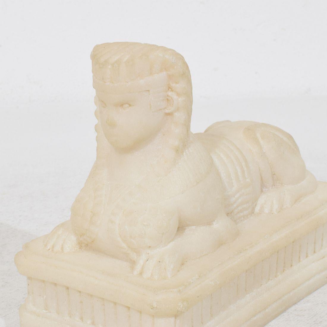 Paire de sphinx en albâtre du Grand Tour d'Italie du XIXe siècle en vente 2