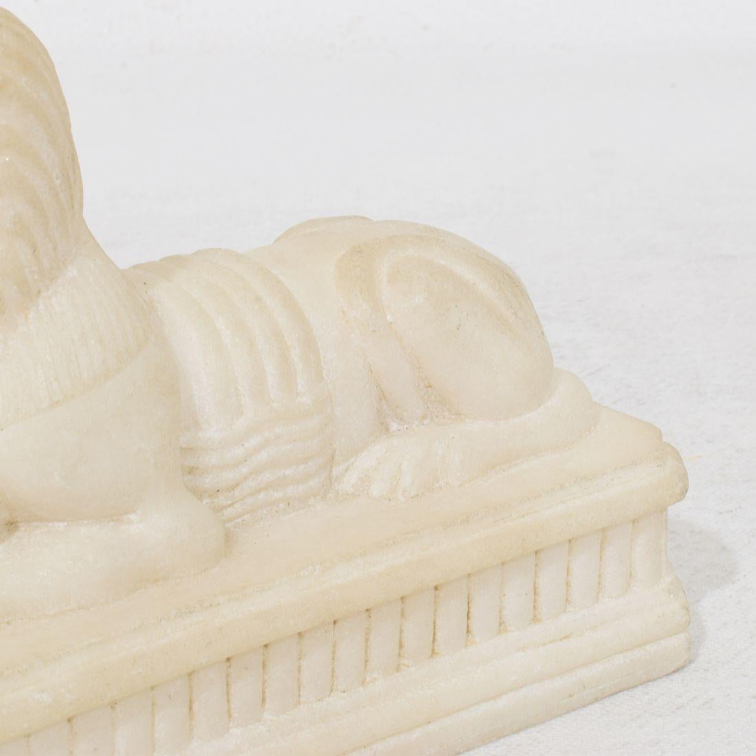 Paire de sphinx en albâtre du Grand Tour d'Italie du XIXe siècle en vente 3