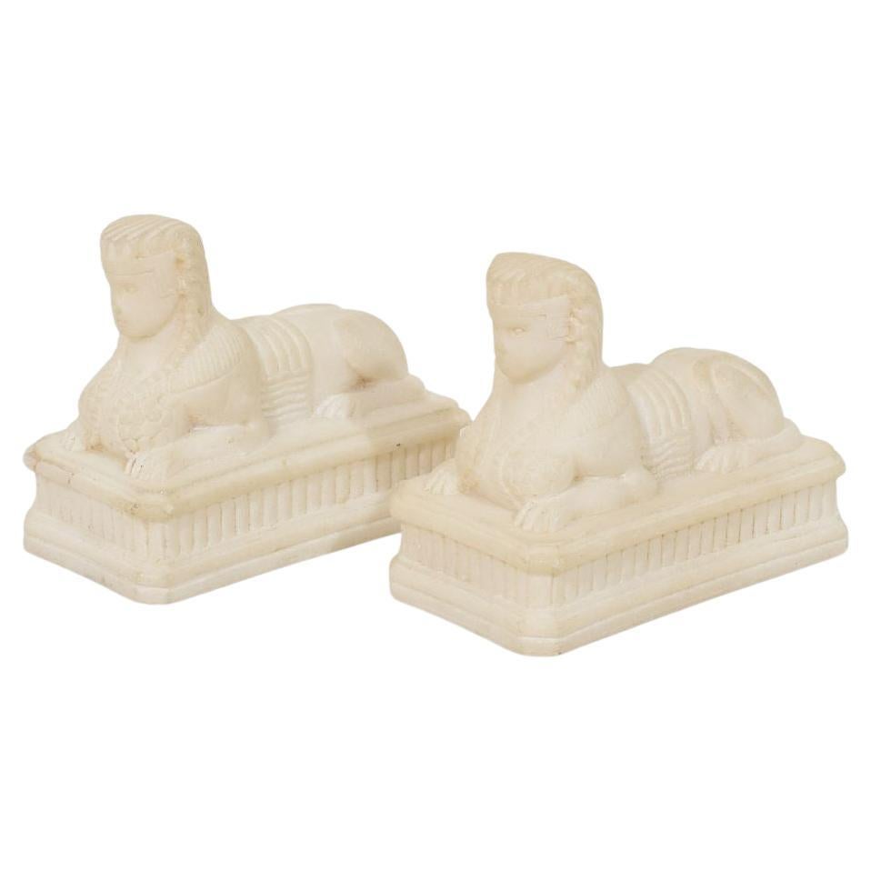 Paire de sphinx en albâtre du Grand Tour d
Italie du XIXe siècle