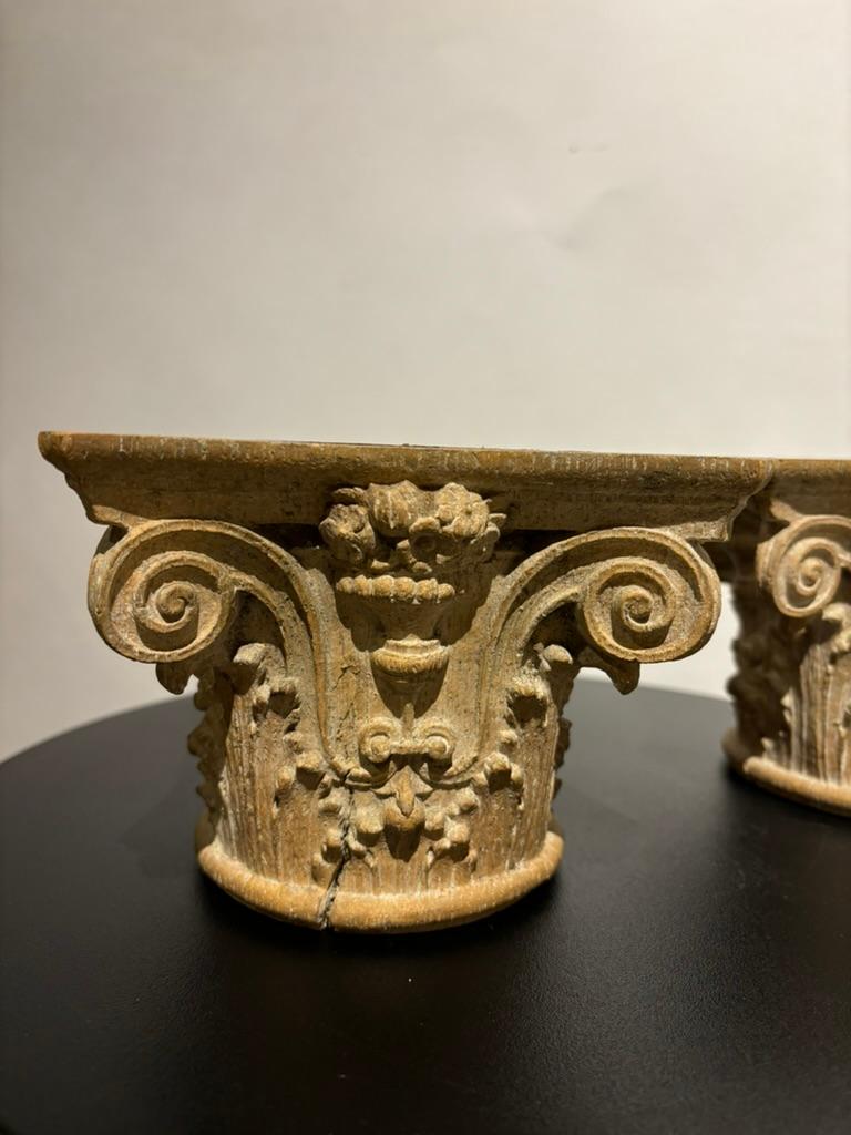 Paire de chapiteaux corinthiens miniatures sculptés italiens du 19e siècle en vente 3